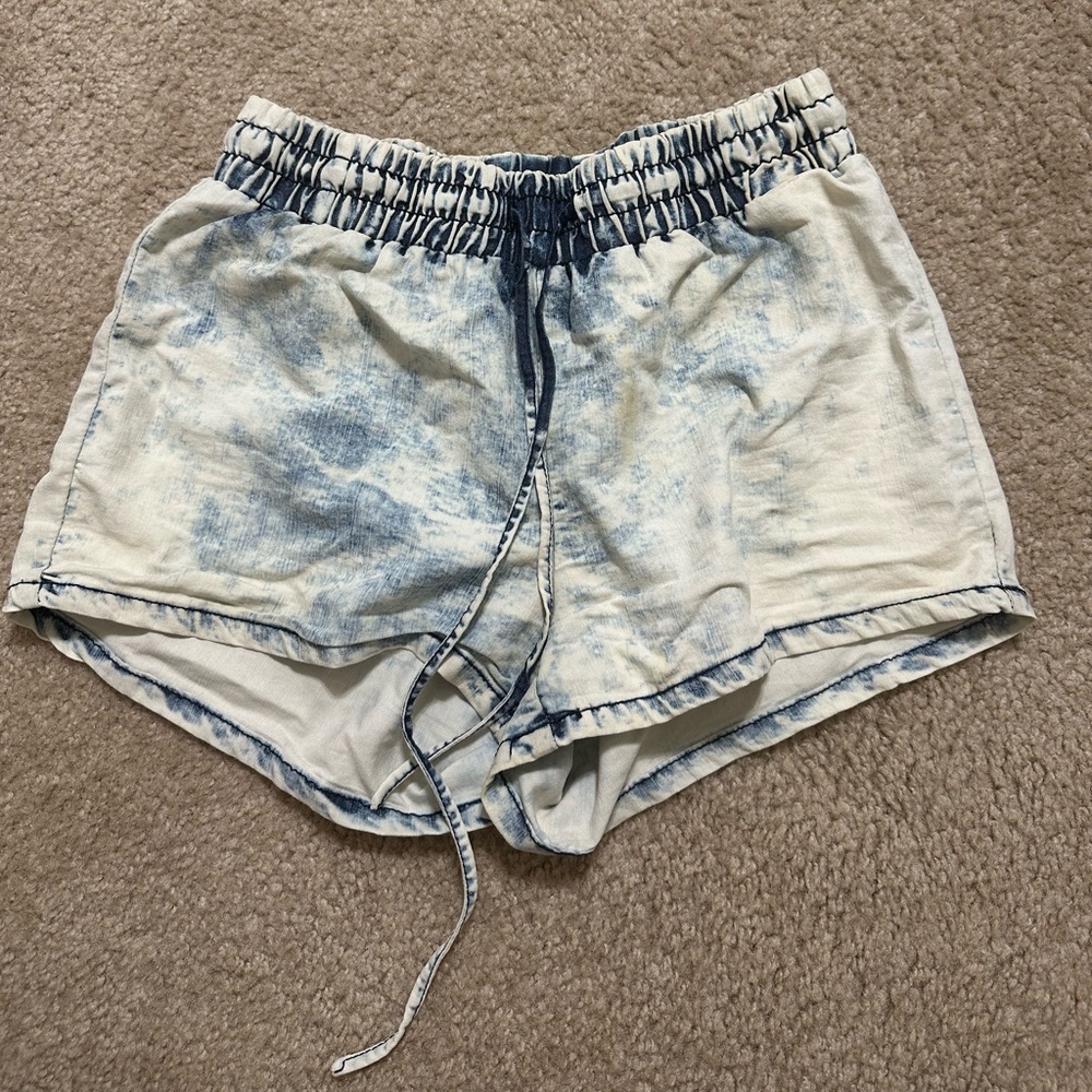 Roma acid wash denim shorts! Loose fit with elastic waistband. Size M